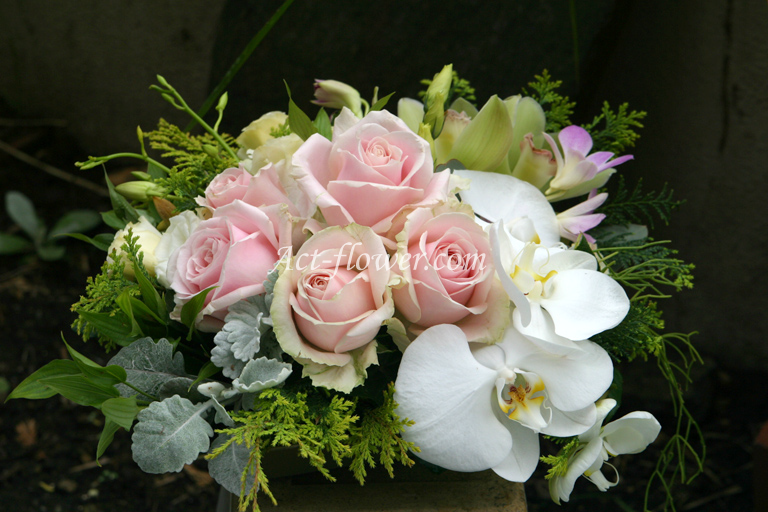 ロマンテックピンクのバラとオーキットのアレンジメント