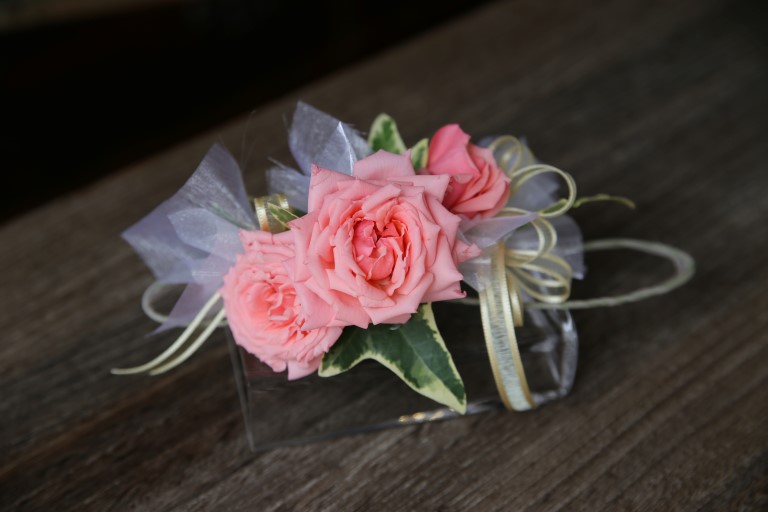 リストレット　リストコサージュ　手首につける花飾り