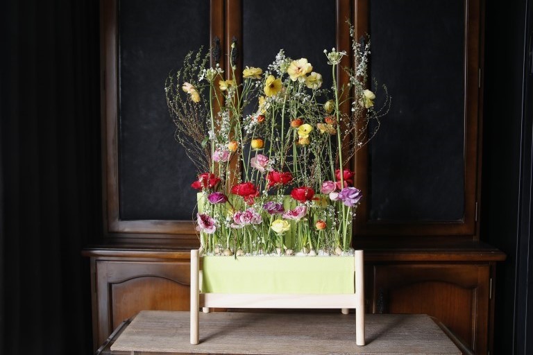 展示会用の華やかな春のアレンジメント