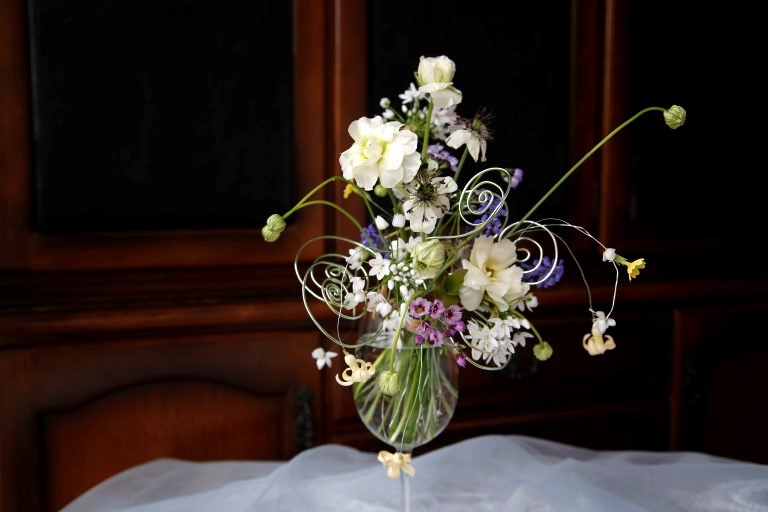 カラーワイヤーフレームの小さなブーケ　繊細な動き