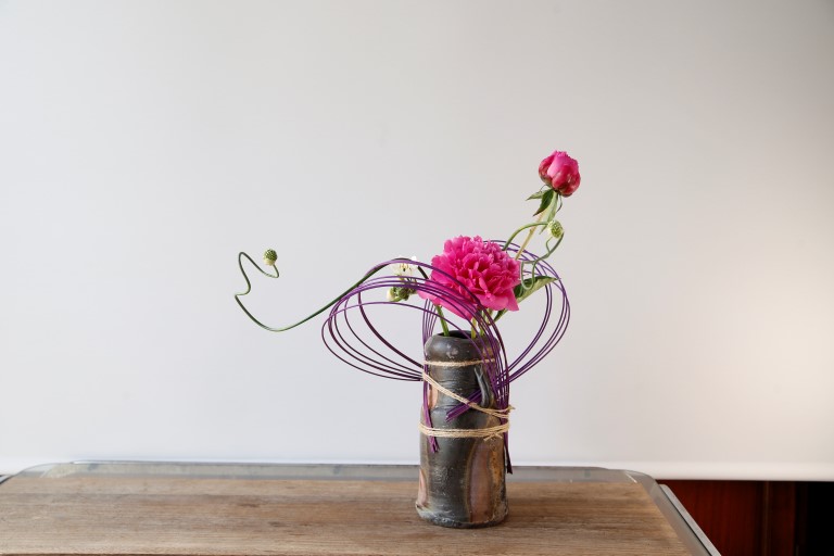 花瓶とミデリノステック　ミニマルな花の世界