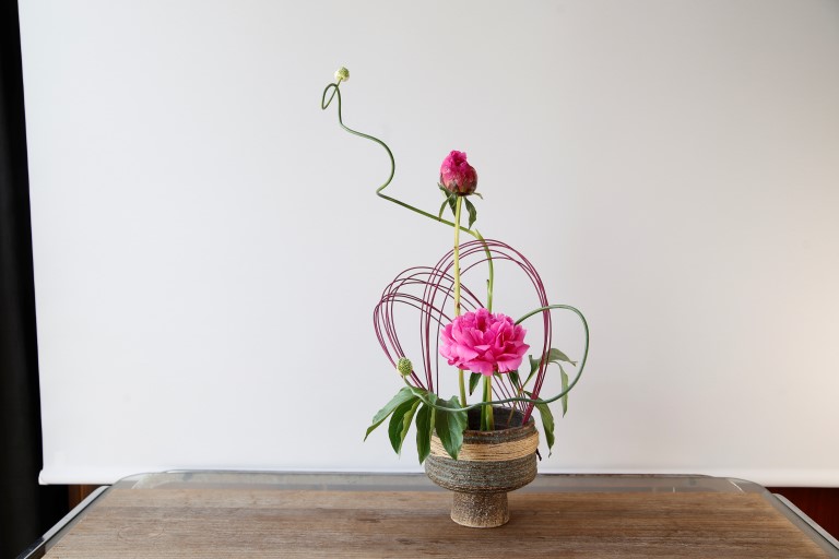 花瓶とミデリノステック　ミニマルな花の世界