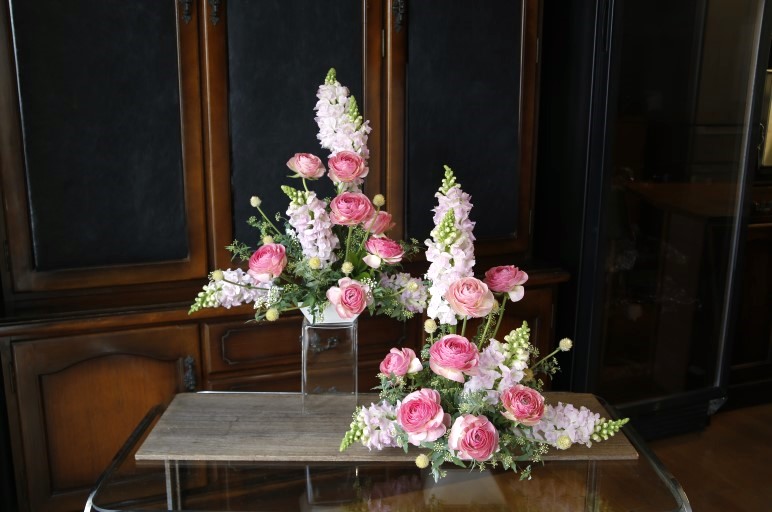 ビュッフェテーブルを飾るツインアレンジメント