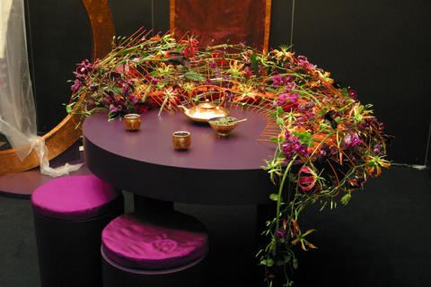 ワールドカップ2010上海　英国代表ニール・ウイッタカー氏の作品　'２人のためのテーブル'