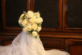 白バラ 'アヴァランシェ'で作るティアドロップシェイプのウェディングブーケ