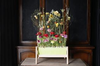 展示会用の華やかな春のアレンジメント