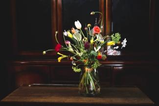 色と形で遊ぶ　プレイフルなスパイラルブーケ